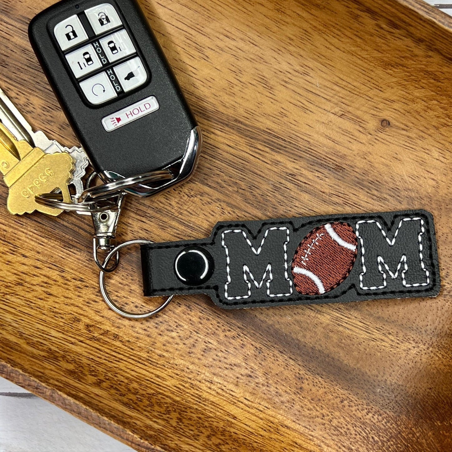 Portachiavi Ricamato A Mano Con La Scritta "Mamma Calciatrice" - Regalo Per Mamme Che Celebrano Lo Spirito Di Squadra