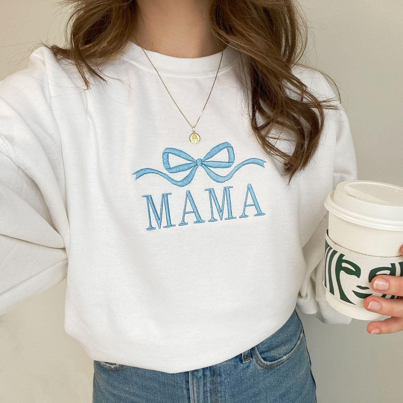 Felpa Girocollo Gemma Con Fiocco Ricamato, Carina E Alla Moda | Maglione Girocollo Personalizzato | Felpa Mamma | Idea Regalo Per La Festa Della Mamma