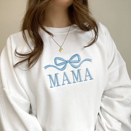 Felpa Girocollo Gemma Con Fiocco Ricamato, Carina E Alla Moda | Maglione Girocollo Personalizzato | Felpa Mamma | Idea Regalo Per La Festa Della Mamma
