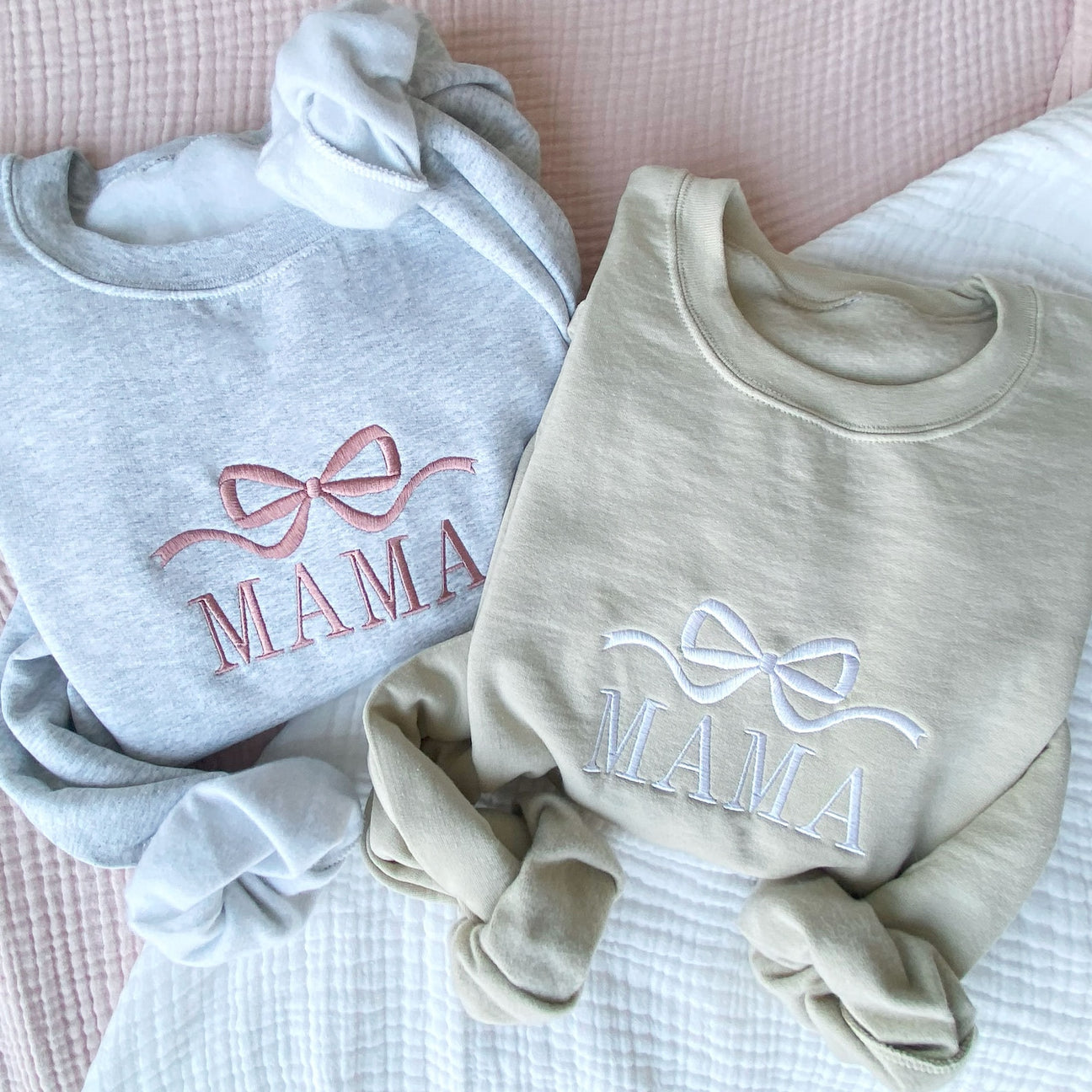 Felpa Girocollo Gemma Con Fiocco Ricamato, Carina E Alla Moda | Maglione Girocollo Personalizzato | Felpa Mamma | Idea Regalo Per La Festa Della Mamma