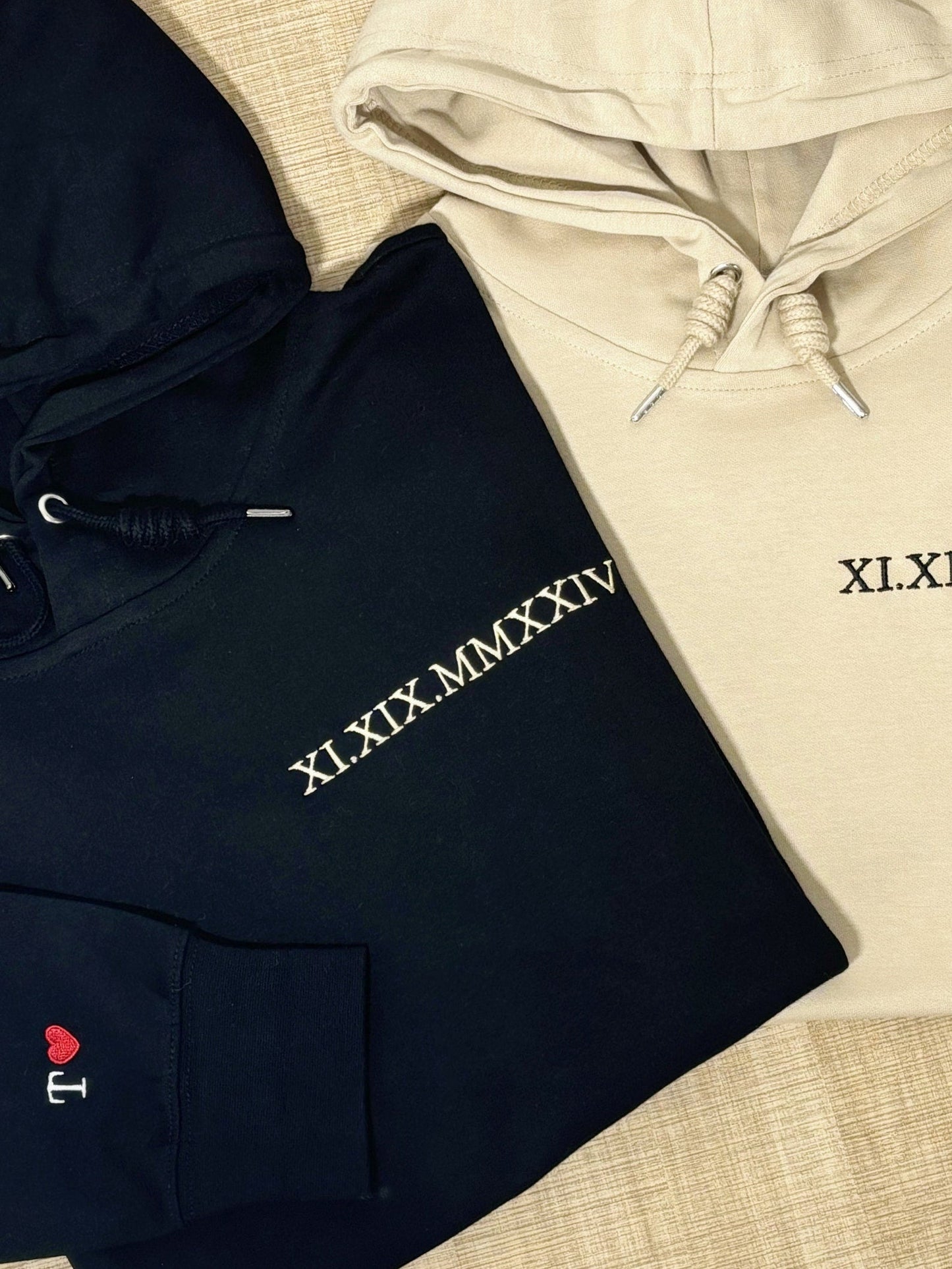 Felpa con cappuccio con numeri romani ricamati | Felpa con cappuccio per coppia con data di anniversario | Iniziali sulla manica | Regalo di Natale personalizzato per San Valentino