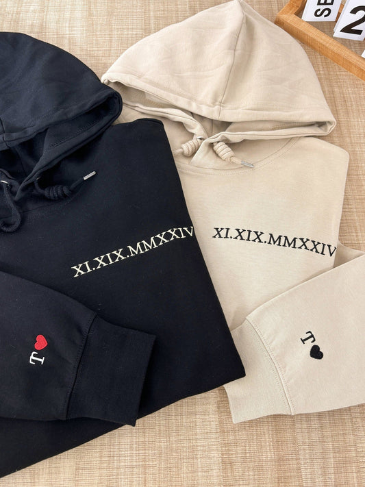 Felpa con cappuccio con numeri romani ricamati | Felpa con cappuccio per coppia con data di anniversario | Iniziali sulla manica | Regalo di Natale personalizzato per San Valentino