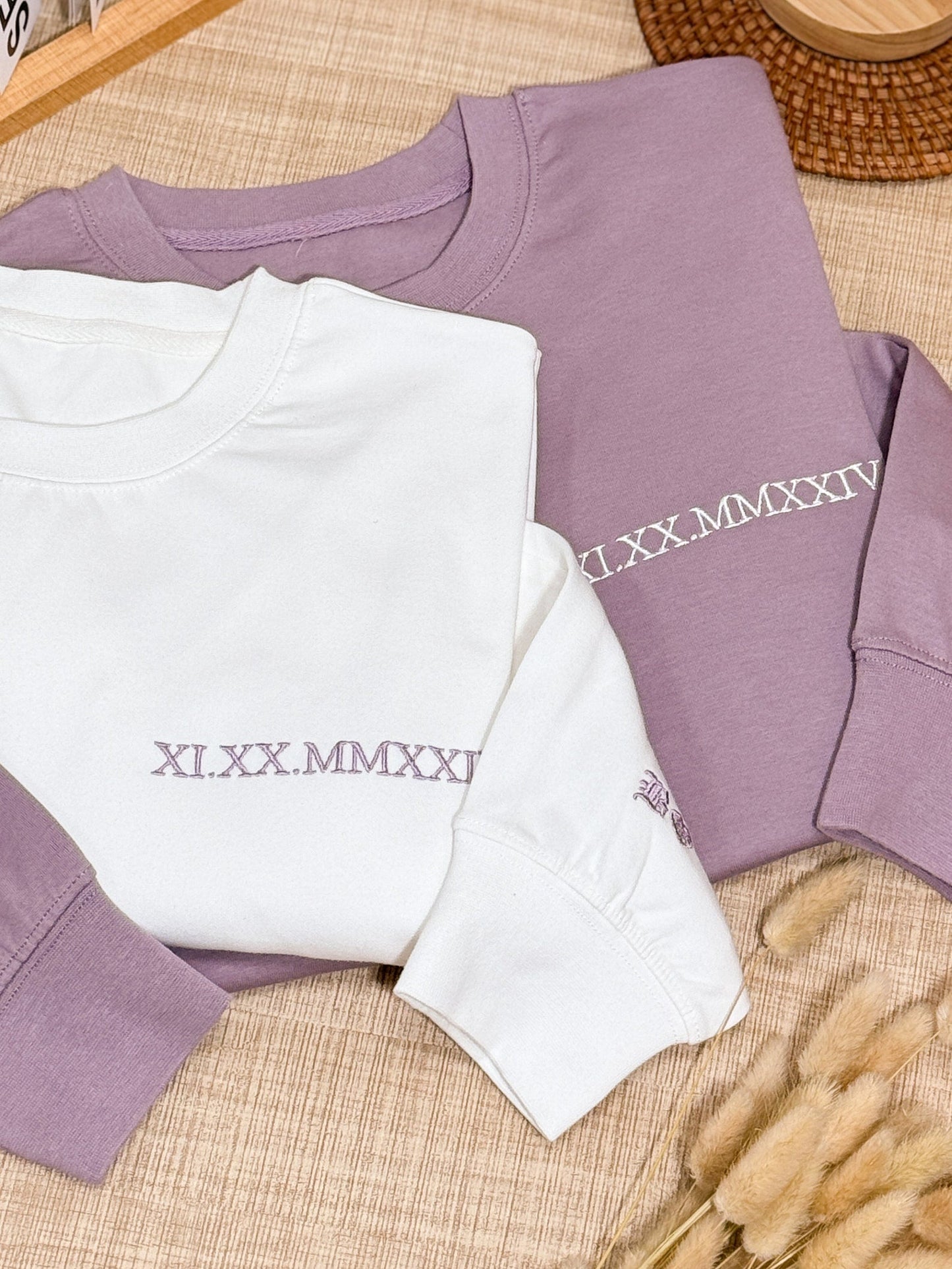 Felpa con cappuccio con numeri romani ricamati | Felpa con cappuccio per coppia con data di anniversario | Iniziali sulla manica | Regalo di Natale personalizzato per San Valentino
