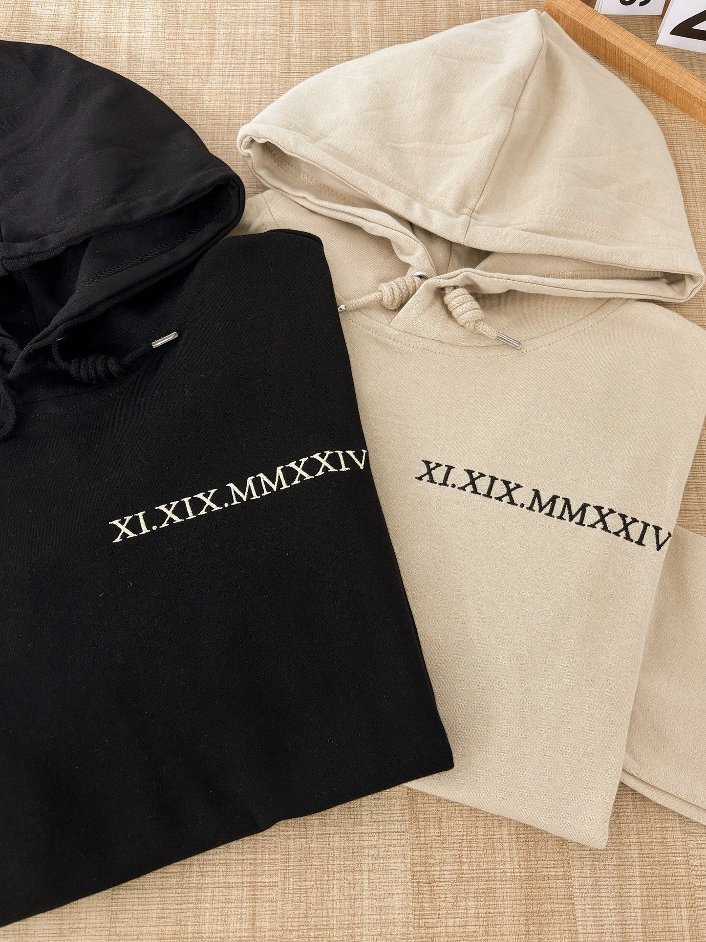 Felpa con cappuccio con numeri romani ricamati | Felpa con cappuccio per coppia con data di anniversario | Iniziali sulla manica | Regalo di Natale personalizzato per San Valentino