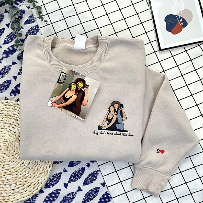 Felpa con ricamo personalizzata, felpa con cappuccio con ricamo personalizzata, ritratto fotografico personalizzato, maglietta con ricamo personalizzata, regalo di coppia con ritratto di famiglia senza volto
