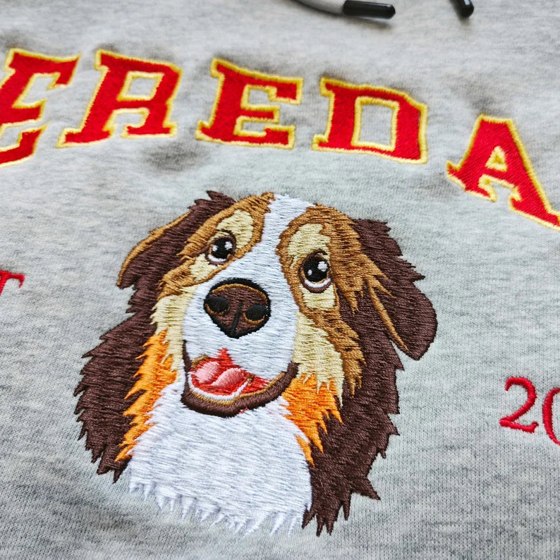 Felpa con cappuccio Varsity Pet personalizzata con ricamo e foto del tuo cane, regalo per il proprietario del cane. Regalo per gli amanti degli animali.