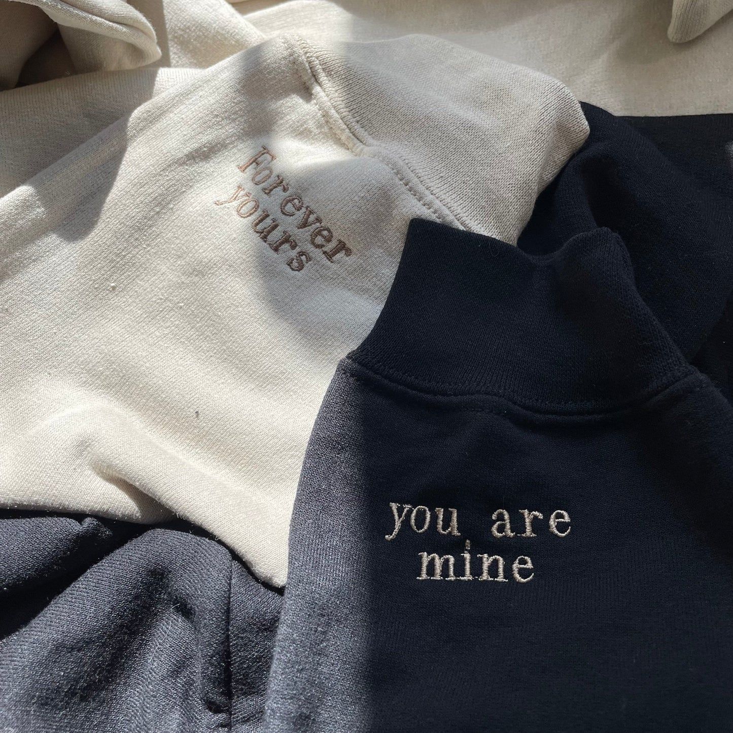 Felpa con cappuccio con numeri romani ricamati personalizzati • Regalo per coppie • Felpa con cappuccio con data e iniziale personalizzate