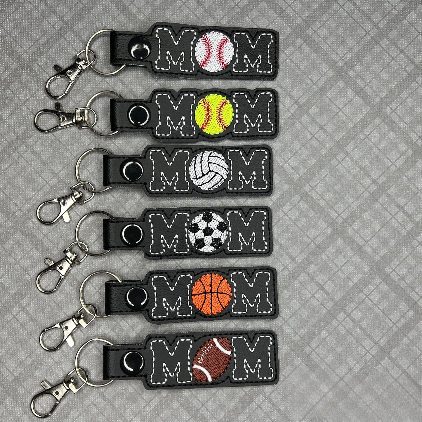 Portachiavi Ricamato A Mano Con La Scritta "Mamma Calciatrice" - Regalo Per Mamme Che Celebrano Lo Spirito Di Squadra