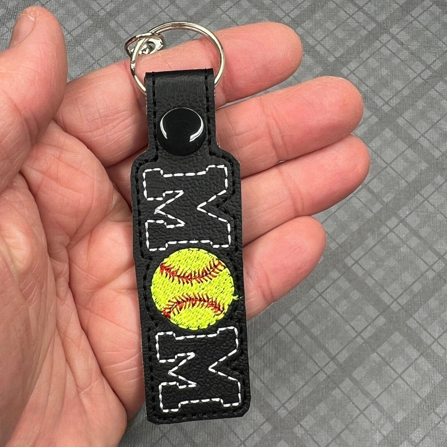 Portachiavi Ricamato "Mamma Del Softball" - Ciondolo Per Borsa Fatto A Mano Con Spirito Di Squadra, Regalo Per Le Mamme