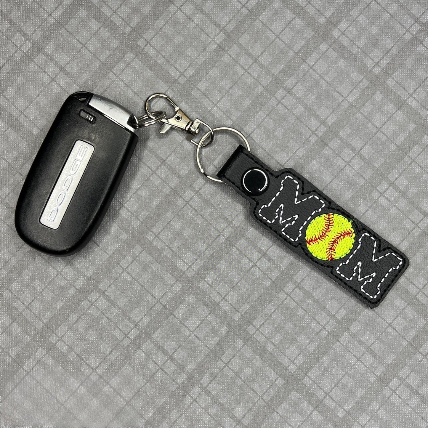 Portachiavi Ricamato "Mamma Del Softball" - Ciondolo Per Borsa Fatto A Mano Con Spirito Di Squadra, Regalo Per Le Mamme