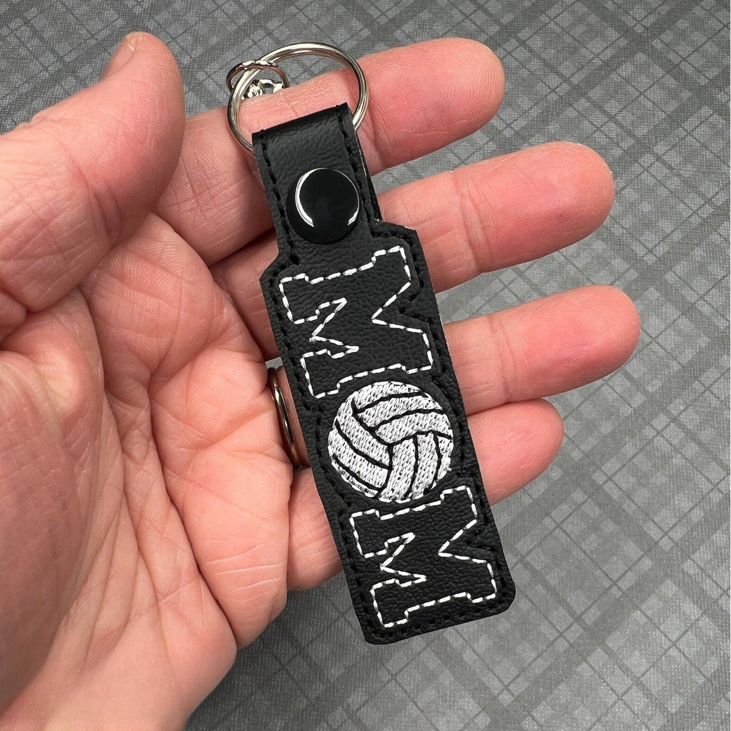 Portachiavi Ricamato Con La Scritta "Mamma Della Pallavolo" - Ciondolo Per Borsa Fatto A Mano Con Spirito Di Squadra, Regalo Per Le Mamme