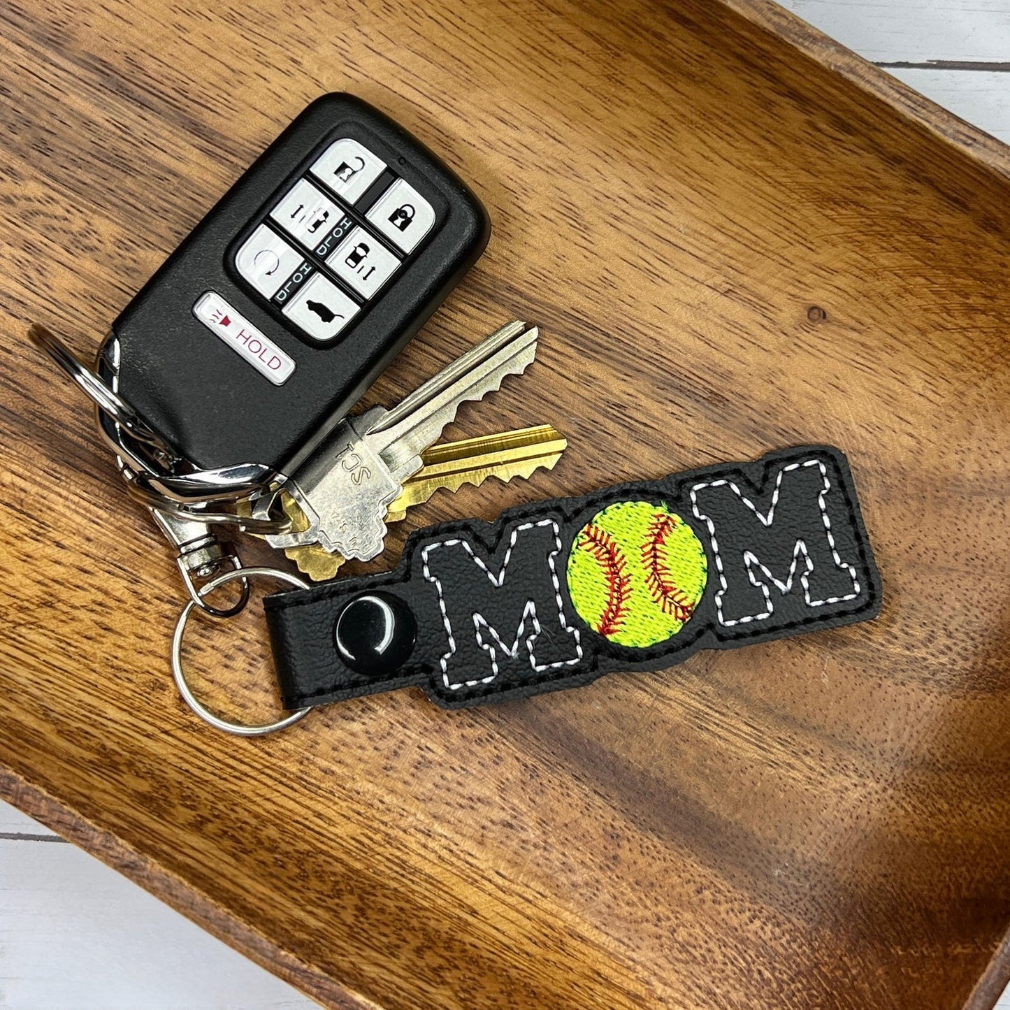 Portachiavi Ricamato "Mamma Del Softball" - Ciondolo Per Borsa Fatto A Mano Con Spirito Di Squadra, Regalo Per Le Mamme