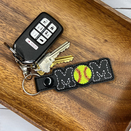 Portachiavi Ricamato "Mamma Del Softball" - Ciondolo Per Borsa Fatto A Mano Con Spirito Di Squadra, Regalo Per Le Mamme