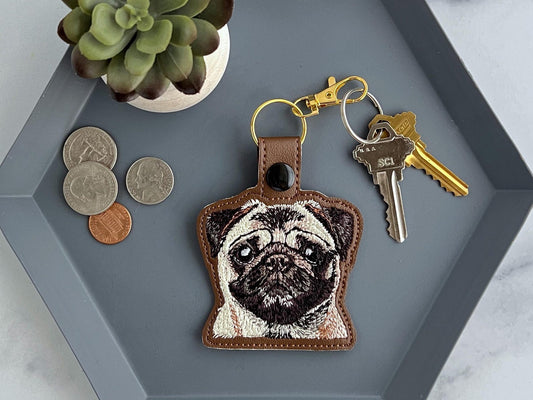 Portachiavi Realistico A Forma Di Carlino: Portachiavi In Similpelle Ricamato O Ciondolo Per Borsa, Un Regalo Fantastico Per Gli Amanti Dei Cani!
