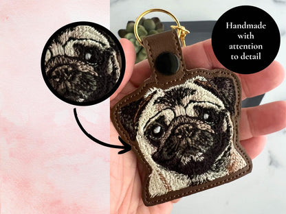 Portachiavi Realistico A Forma Di Carlino: Portachiavi In Similpelle Ricamato O Ciondolo Per Borsa, Un Regalo Fantastico Per Gli Amanti Dei Cani!