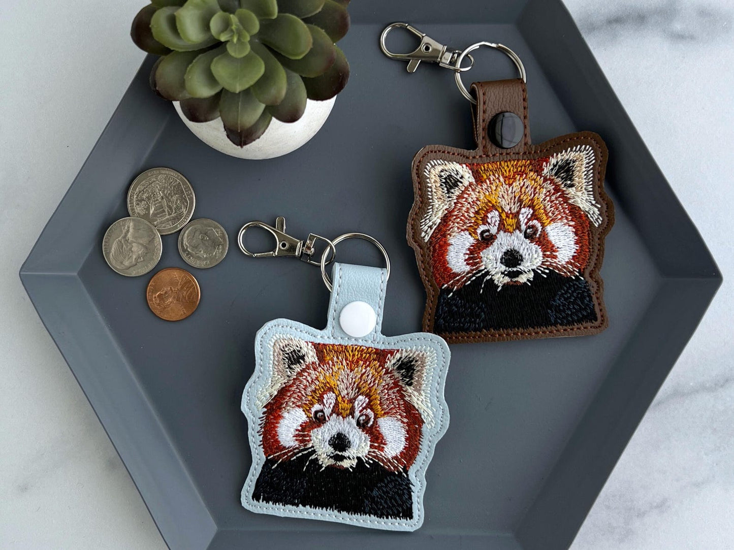 Portachiavi Ricamato A Forma Di Simpatico Panda Rosso | Portachiavi O Ciondolo Per Borsa | Regalo Per Amanti Dei Panda