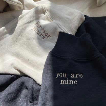 Felpa con cappuccio con numeri romani ricamati personalizzati • Regalo per coppie • Felpa con cappuccio con data e iniziale personalizzate