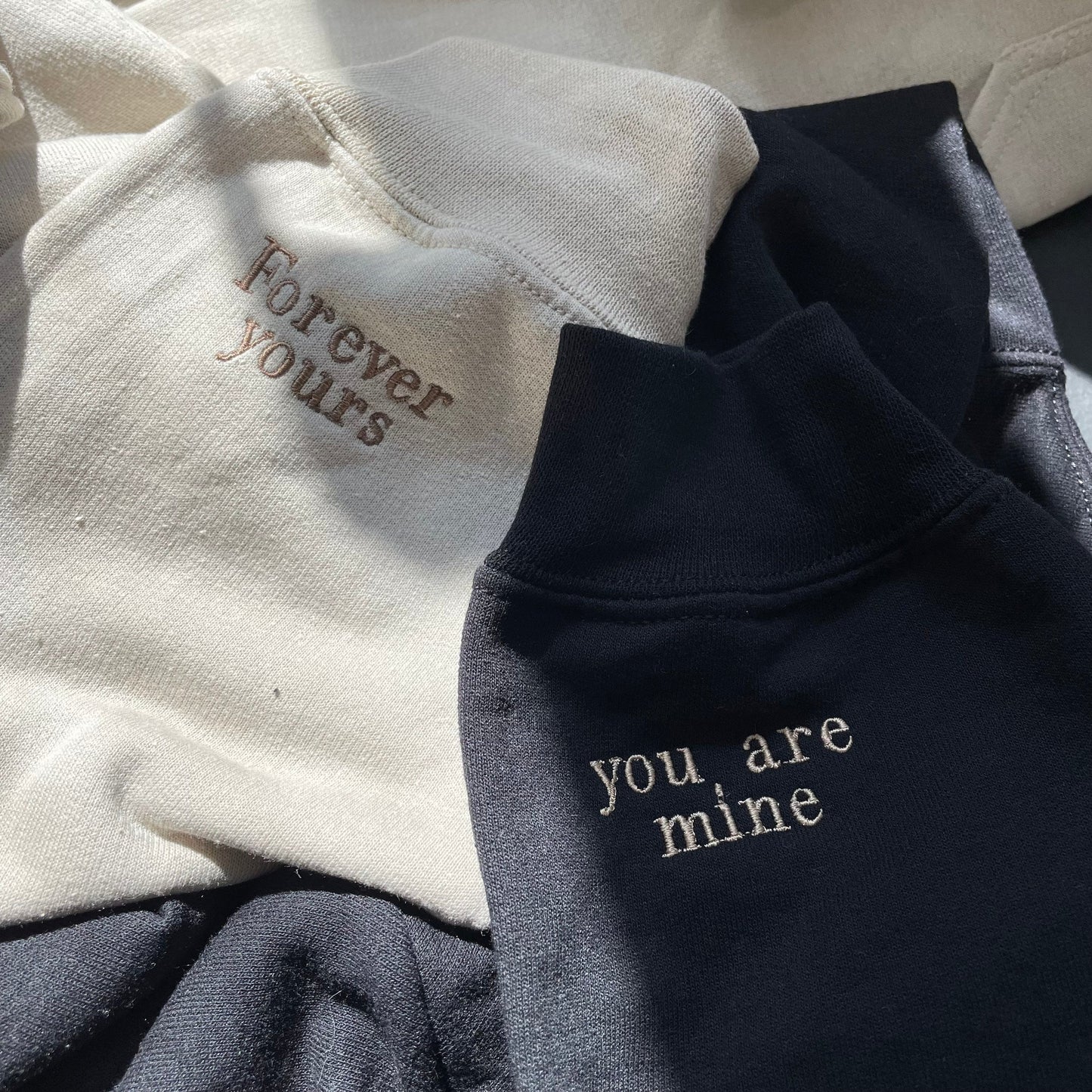 Felpa con cappuccio con numeri romani ricamati personalizzati • Regalo per coppie • Felpa con cappuccio con data e iniziale personalizzate