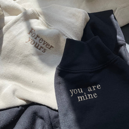 Felpa con cappuccio con numeri romani ricamati personalizzati • Regalo per coppie • Felpa con cappuccio con data e iniziale personalizzate
