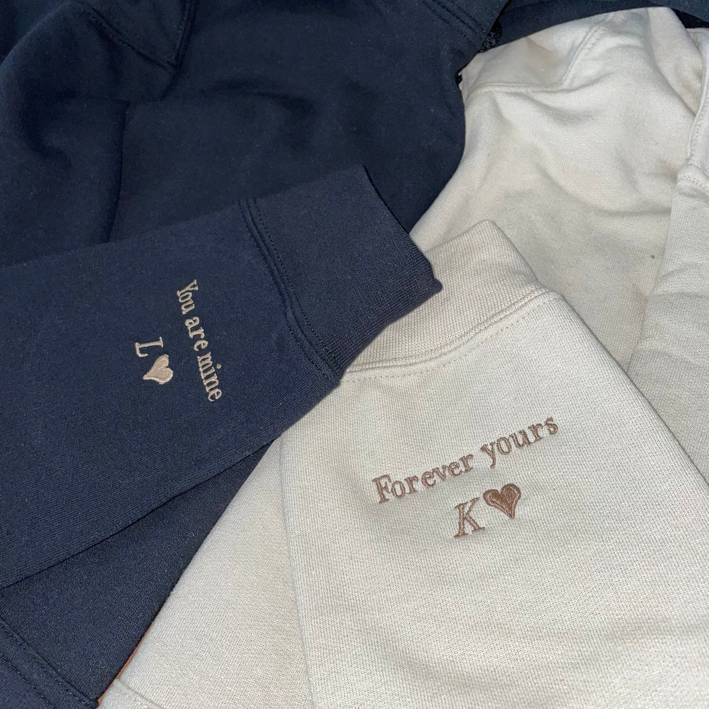 Felpa con cappuccio con numeri romani ricamati personalizzati • Regalo per coppie • Felpa con cappuccio con data e iniziale personalizzate